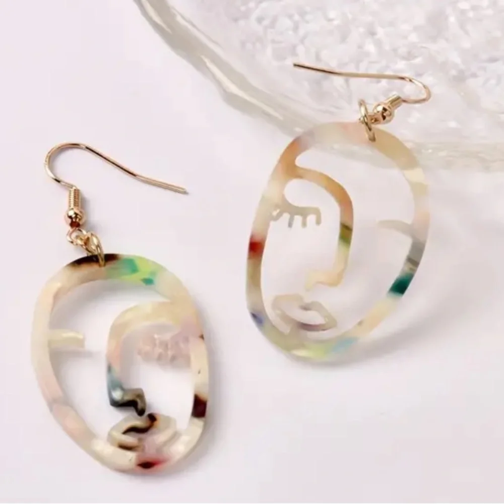 Elegant Face Shaped Art Deco Earrings: Timeless Style - Picture 5 of 8